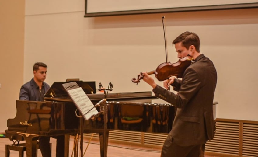 Gallery photo 1 of Santiago, Professional Violin Performer