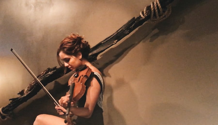 Gallery photo 2 of Professional Violinist Sila