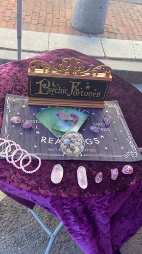 Gallery photo 1 of Psychic Daisy & Friends