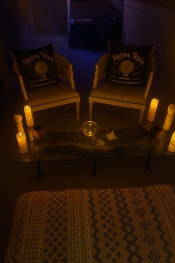 Gallery photo 5 of Psychic Room on King