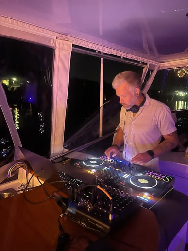 Gallery photo 4 of RainCity DJ Services