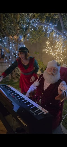 Gallery photo 10 of The Singing Santa