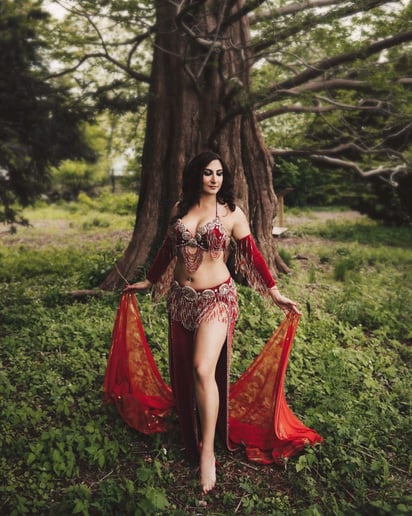 Gallery photo 5 of Raquel Oriental Belly Dancer