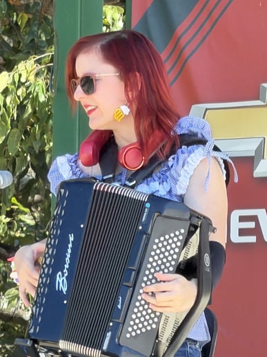 Gallery photo 75 of Rebecca Jane Accordion/Keyboard/Pianist