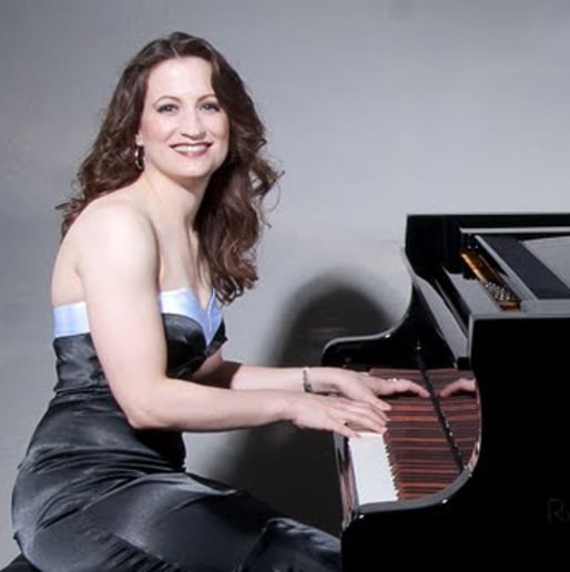 Gallery photo 2 of Rebecca De La Torre Band, Vocalist/Pianist