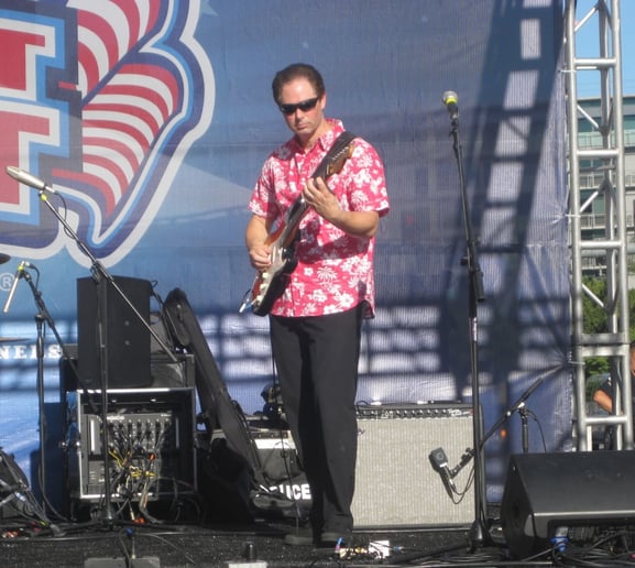 Gallery photo 1 of Red Surf Band