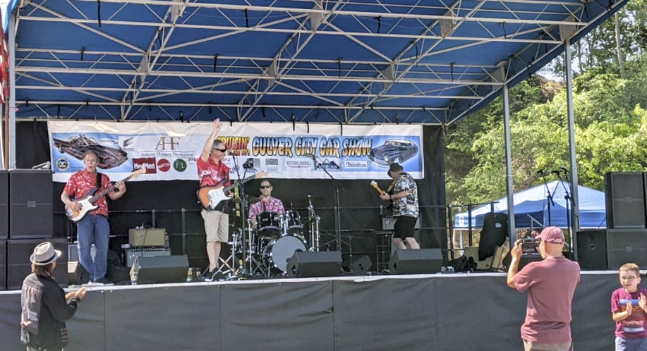 Gallery photo 6 of Red Surf Band