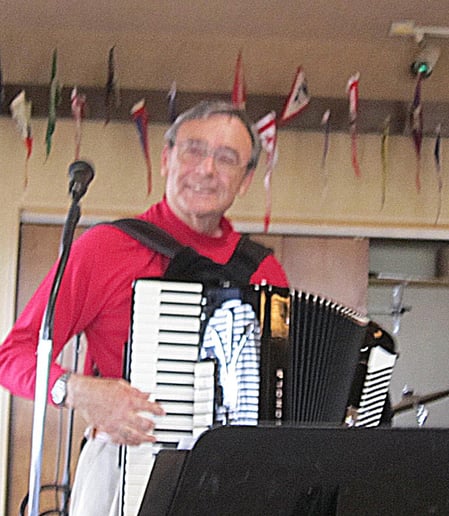 Gallery photo 2 of Reno Di Bono "The Italian Accordionist"