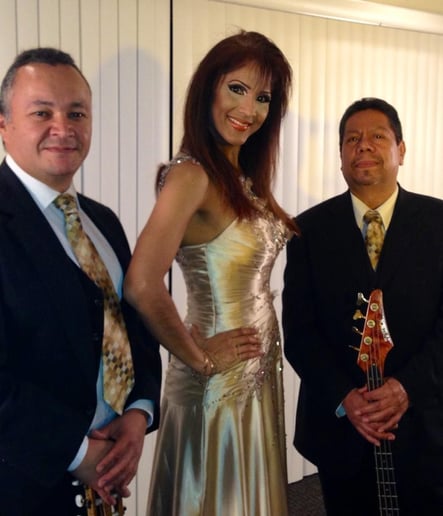 Gallery photo 5 of Reyna y su Trio Latin-Mariachi Band