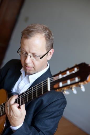 Gallery photo 2 of Robert Brown, classical guitarist