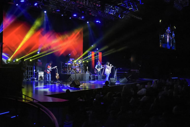 Gallery photo 2 of Ronstadt.live