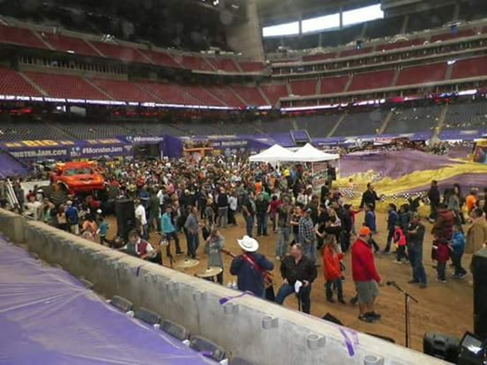 Gallery photo 2 of Ropin' the Wind (Garth Brooks Tribute)