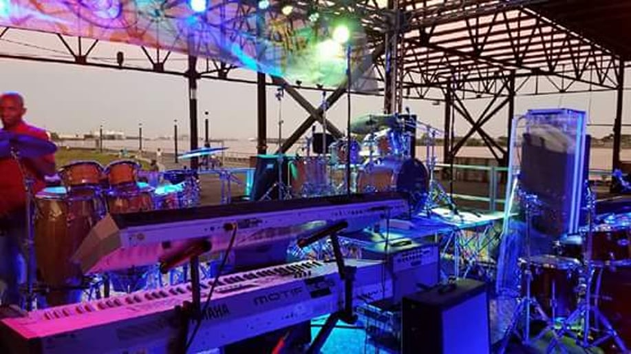 Gallery photo 5 of Ropin' the Wind (Garth Brooks Tribute)