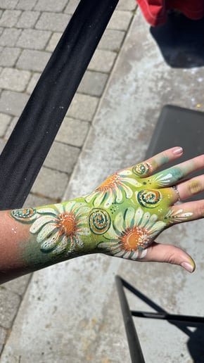 Gallery photo 4 of Happy Hues Face Paint
