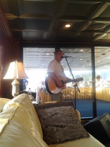 Gallery photo 2 of Rueben Anderson Solo Acoustic