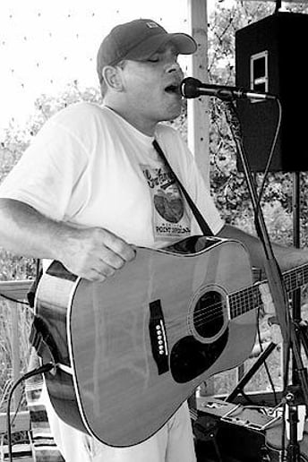 Gallery photo 3 of Rueben Anderson Solo Acoustic