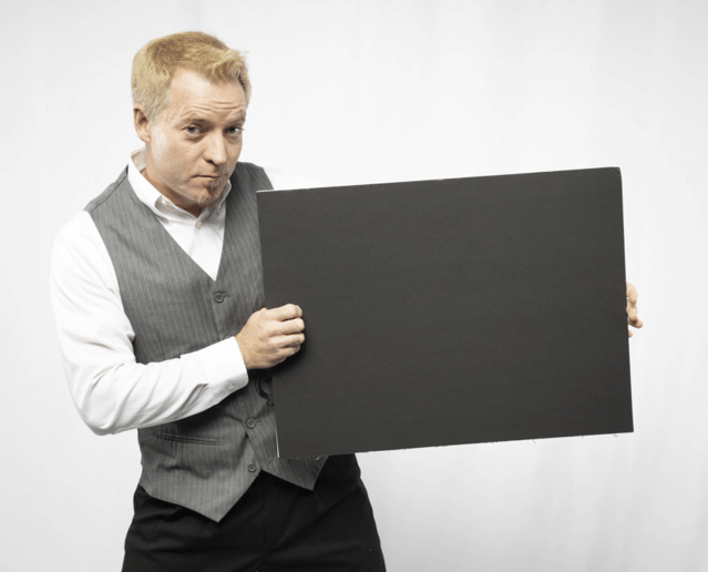 Gallery photo 4 of Russell Anderson Singing Illusionist