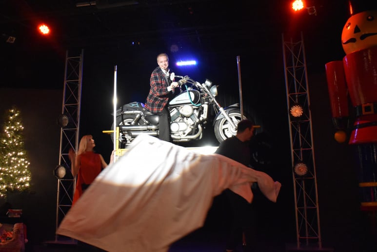 Gallery photo 5 of Russell Anderson Singing Illusionist