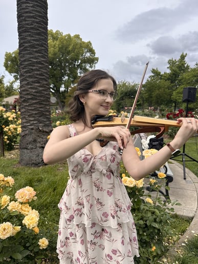 Gallery photo 5 of Julie Guryanov Sacramento Violinist