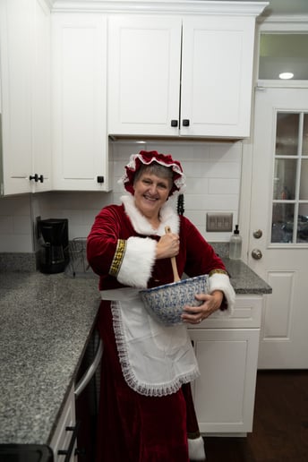 Gallery photo 8 of Saint Louis Mrs. Claus