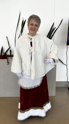 Gallery photo 3 of Saint Louis Mrs. Claus
