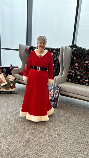 Gallery photo 4 of Saint Louis Mrs. Claus