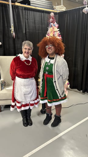 Gallery photo 7 of Saint Louis Mrs. Claus