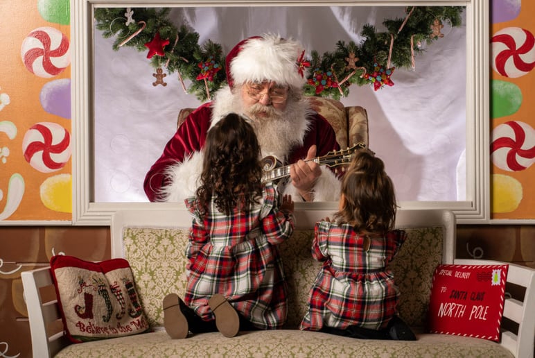 Gallery photo 13 of Singing Santa and Mrs Claus