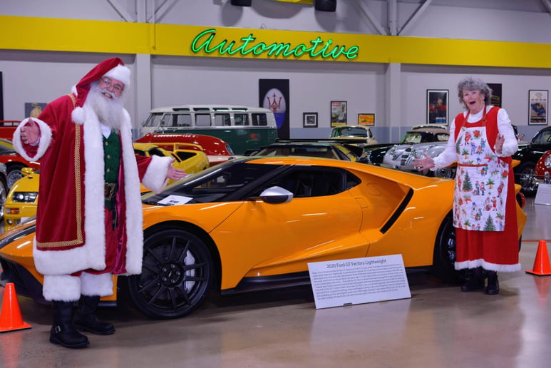 Gallery photo 10 of Singing Santa and Mrs Claus