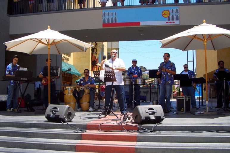 Gallery photo 3 of Salsa Caliente (Featuring: Alberto Gonzalez)