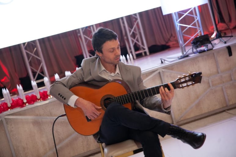Gallery photo 7 of Southern California Acoustic Guitarist