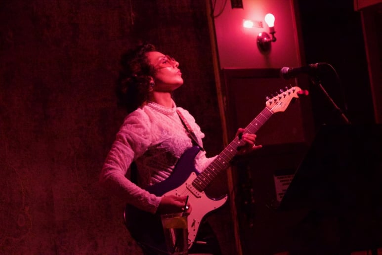 Gallery photo 1 of Sandra Small Live