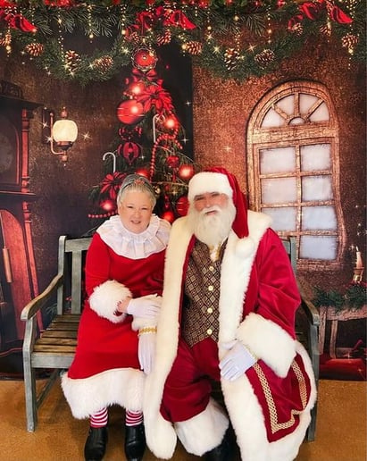 Gallery photo 4 of Santa Ray and Mrs. Claus