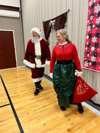 Gallery photo 11 of Santa and the Misses
