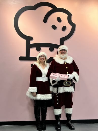Gallery photo 16 of Santa and the Misses