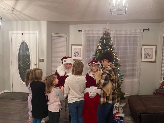 Gallery photo 17 of Santa and the Misses