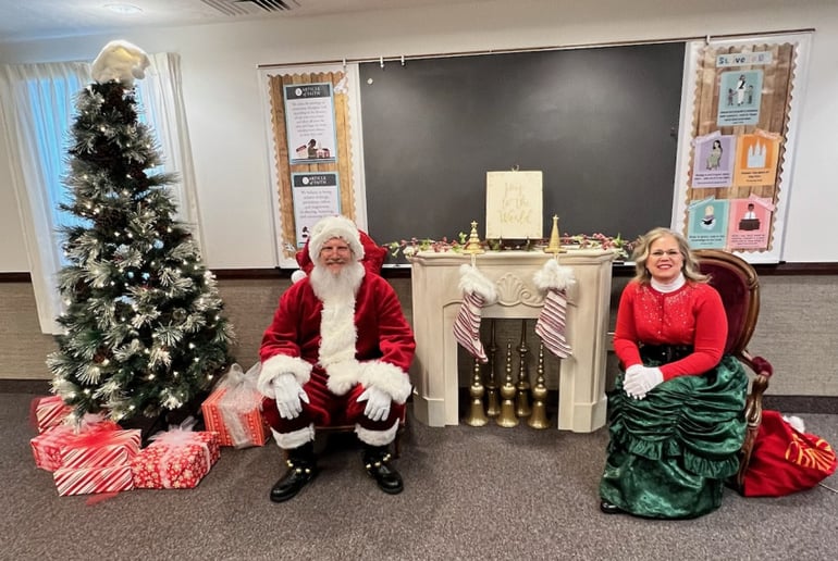 Gallery photo 20 of Santa and the Misses