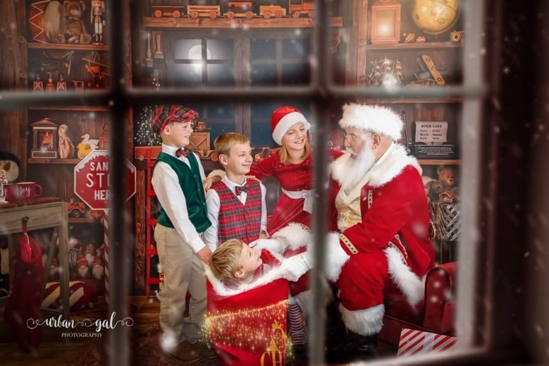 Gallery photo 22 of Santa and the Misses