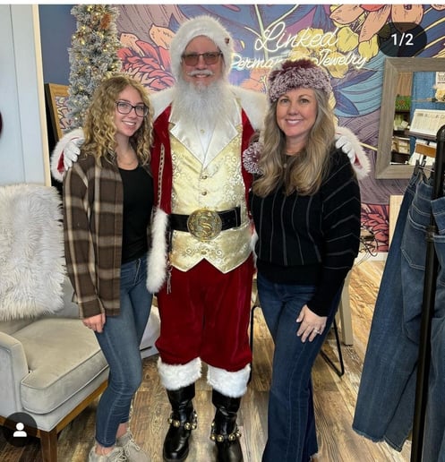 Gallery photo 26 of Santa and the Misses