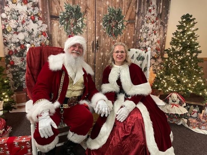 Gallery photo 27 of Santa and the Misses