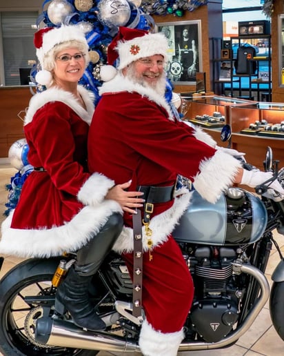 Gallery photo 8 of Santa and the Misses