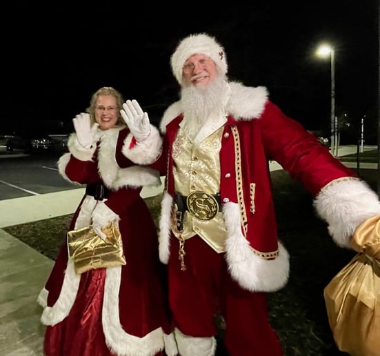 Gallery photo 19 of Santa and the Misses
