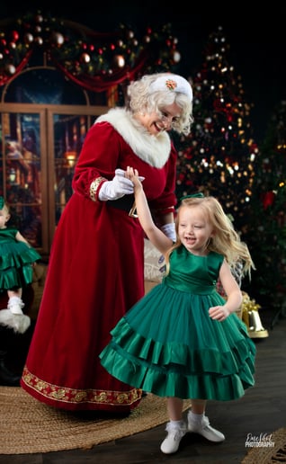 Gallery photo 5 of Mr & Mrs Santa Claus in Branson