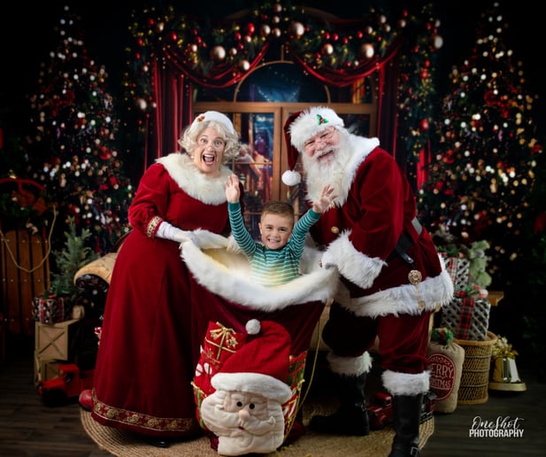 Gallery photo 3 of Mr & Mrs Santa Claus in Branson