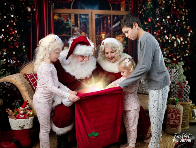 Gallery photo 1 of Mr & Mrs Santa Claus in Branson