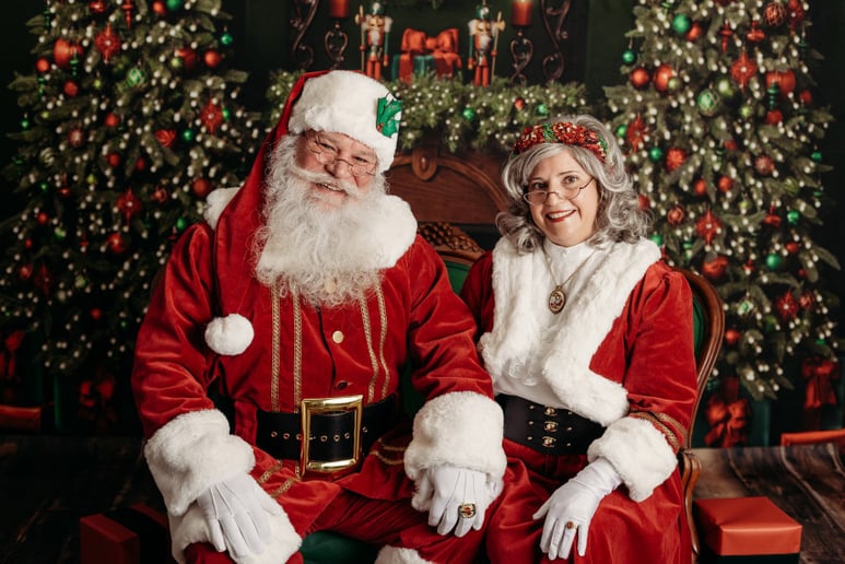 Gallery photo 10 of Mr & Mrs Santa Claus in Branson