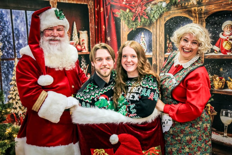 Gallery photo 20 of Mr & Mrs Santa Claus in Branson