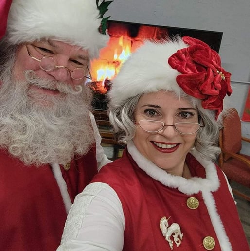 Gallery photo 21 of Mr & Mrs Santa Claus in Branson