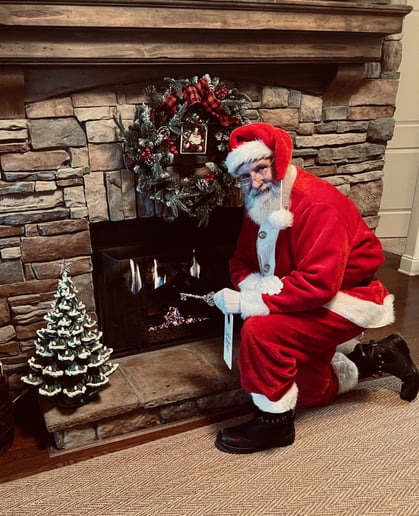 Gallery photo 3 of Santa Dwight