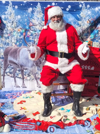 Gallery photo 3 of Santa Knott